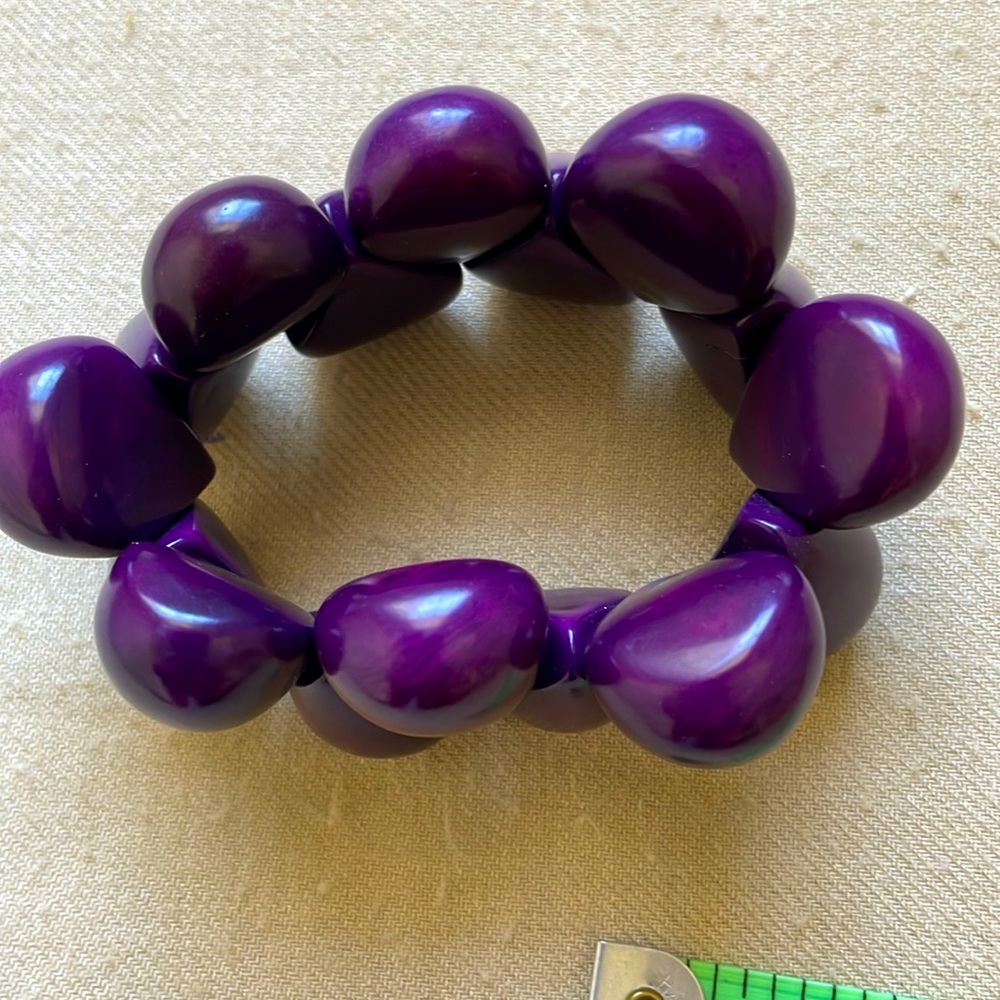 Bracelet. Expandable with elastic. Purple heart shaped.